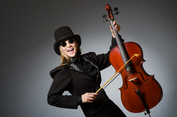 Femme jouant du violoncelle classique dans le concept musical
 - Photo, image