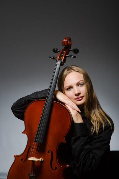 Mujer tocando violonchelo clásico en concepto de música
 - Foto, Imagen