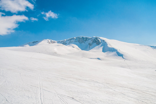 Зимние горы в яркий зимний день - Фото, изображение