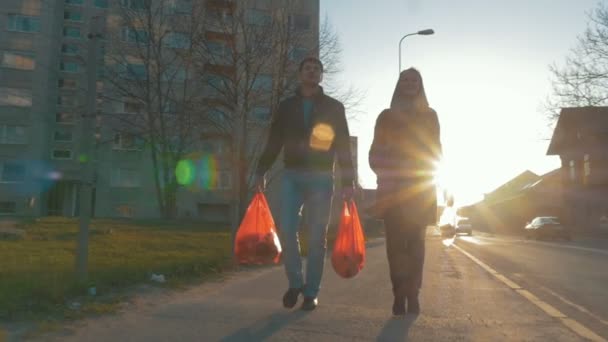Paar geht nach dem Einkauf nach Hause - Filmmaterial, Video