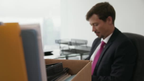 2 Just ingehuurde Executive Business man verhuist naar nieuw kantoor - Video