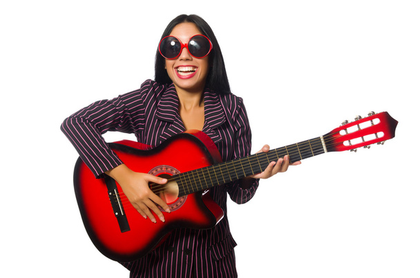Mujer guitarrista aislado en blanco - Foto, imagen
