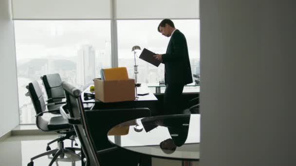 5 vient d'embaucher un homme d'affaires exécutif déménage dans un nouveau bureau
 - Séquence, vidéo