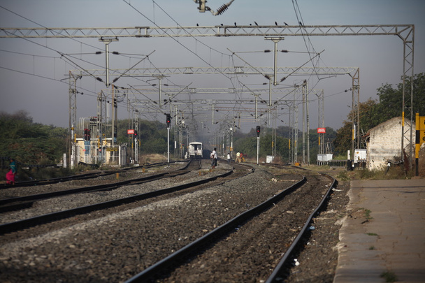 Железнодорожный путь в сельской местности Индии
 - Фото, изображение