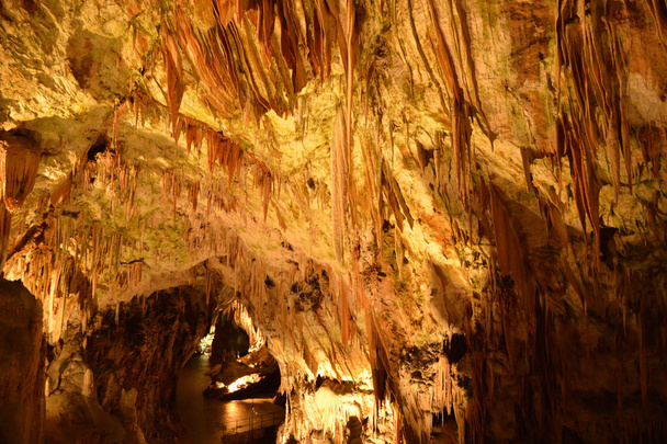 スロベニア ポストイナの絵のような歴史的な洞窟 - 写真・画像