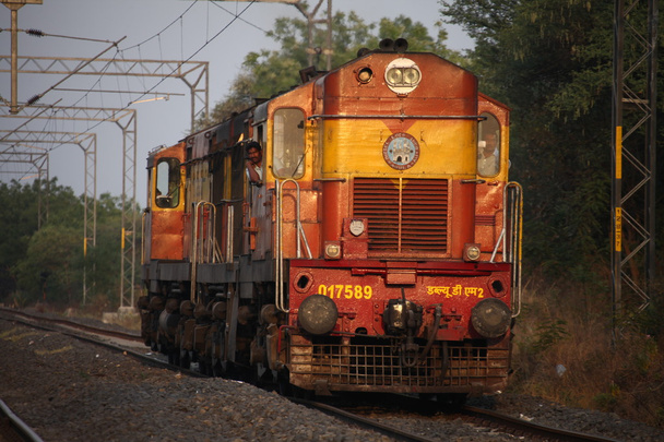 Железнодорожный путь в сельской местности Индии
 - Фото, изображение