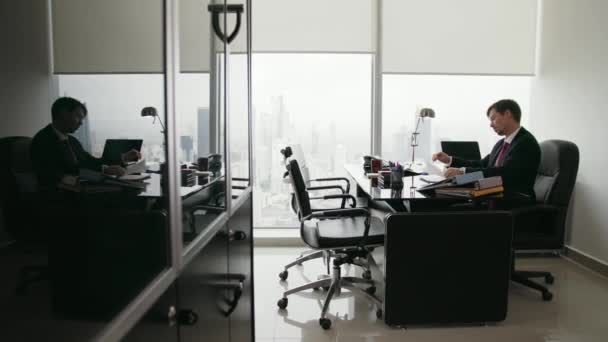 8 aborrecido branco colarinho escritório trabalhador jogando avião de papel
 - Filmagem, Vídeo