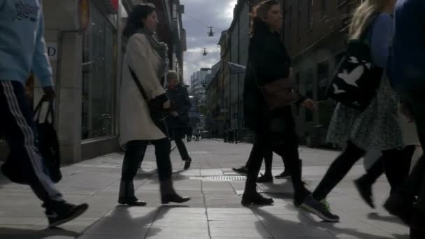 Passerby ludzie na ulicy Sztokholmu, Szwecja - Materiał filmowy, wideo
