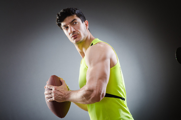 Homem musculoso com futebol americano
 - Foto, Imagem