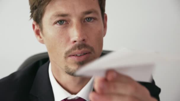 10 vervelen witte kraag Office werknemer gooien papier vliegtuig - Video