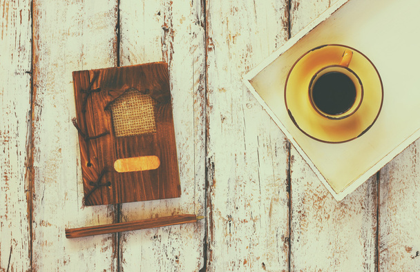 Чашка чаю на дерев'яному столі
 - Фото, зображення