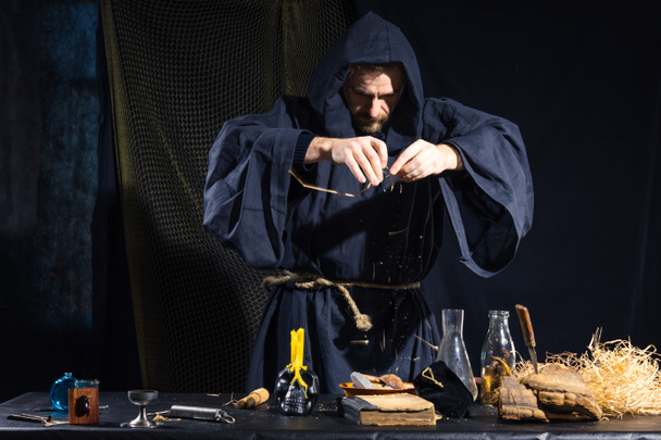 Портрет сумасшедшего средневекового ученого, работающего в своей лаборатории
. - Фото, изображение