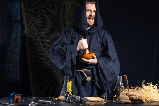 Retrato de un científico medieval loco trabajando en su laboratorio
. - Foto, Imagen