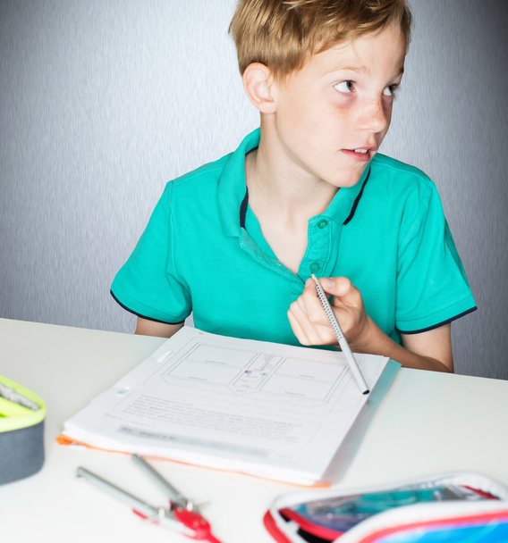 Niño practicando inglés para un trabajo de inglés en la escuela
 - Foto, Imagen