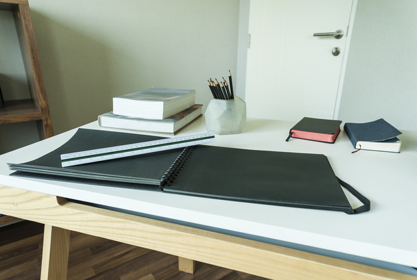stół roboczy z pomiaru narzędzi, ołówek i książki w domu - Zdjęcie, obraz