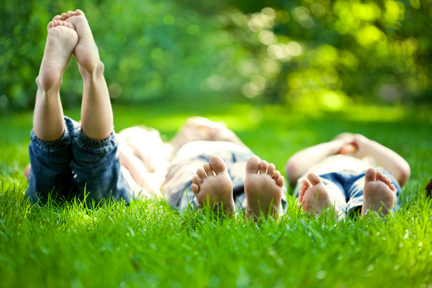 Enfants heureux couchés sur l'herbe verte
 - Photo, image