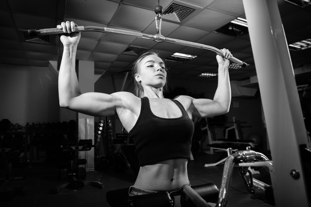 Молода м'язиста жінка робить тренування
 - Фото, зображення