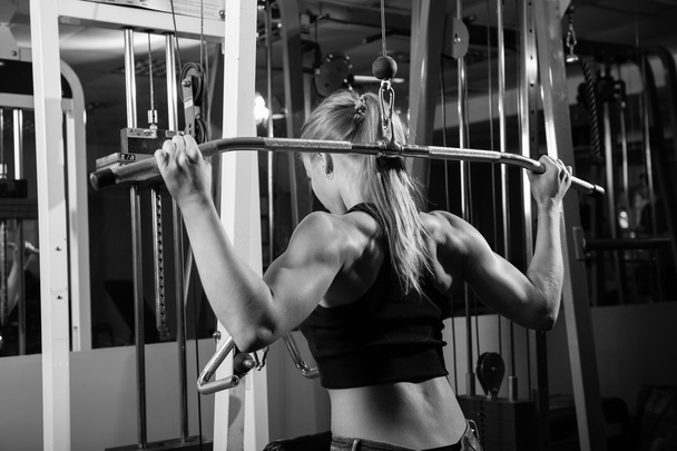 Молода м'язиста жінка робить тренування
 - Фото, зображення