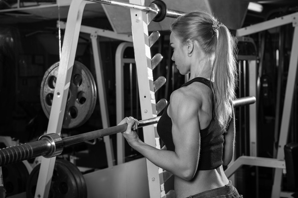 Young muscular woman doing workout - Zdjęcie, obraz
