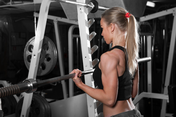 Young muscular woman doing workout - Φωτογραφία, εικόνα