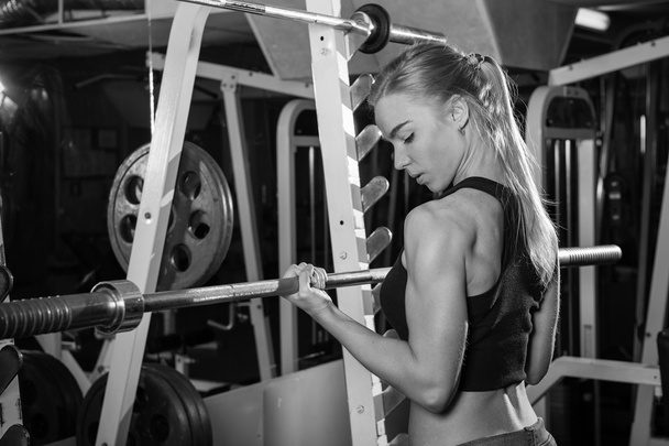 Giovane donna muscolare che fa allenamento
 - Foto, immagini