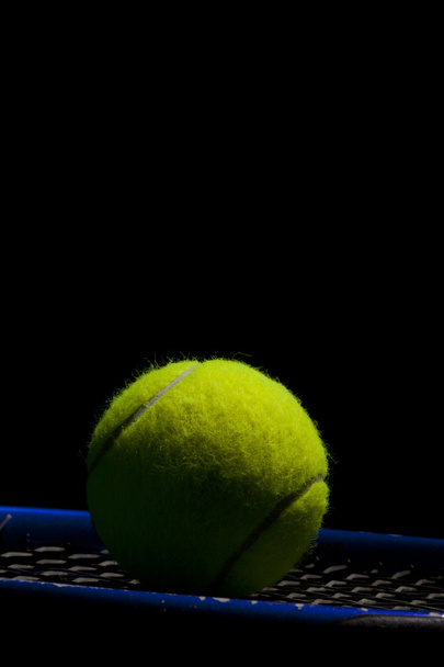 Tenis topu ve raket - Fotoğraf, Görsel