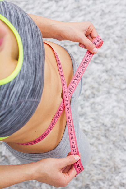 Medición delgada y saludable de la cintura de fitness
  - Foto, Imagen