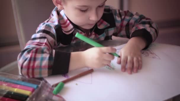 Μικρό αγόρι που κάθεται στο τραπέζι και drawing1 - Πλάνα, βίντεο