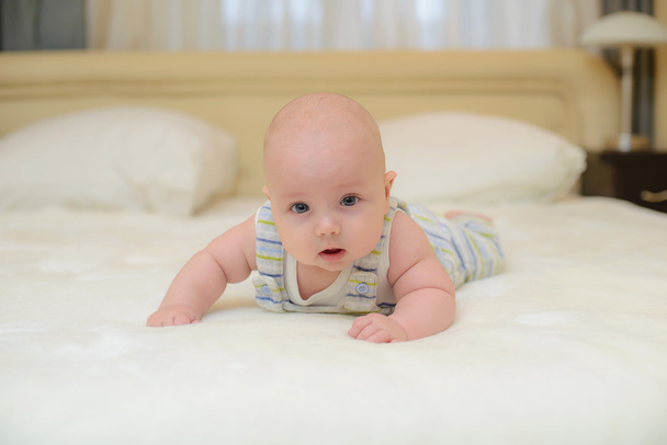 Bebé na cama
 - Foto, Imagem