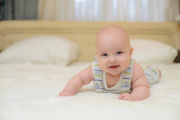 Little baby on the bed - Foto, afbeelding