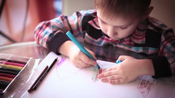 Kisfiú ül az asztalnál, és drawing7 - Felvétel, videó