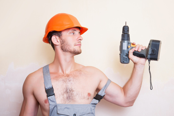 Man in overalls with a screwdriver - Foto, Bild