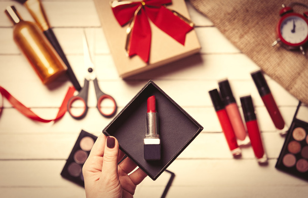 avvolgendo a mano cosmetici in regali di Natale
 - Foto, immagini