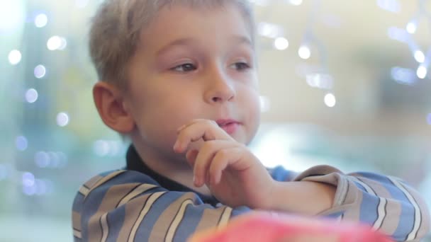 Μικρό αγόρι που τρώει πατατάκια σε cafe2 - Πλάνα, βίντεο