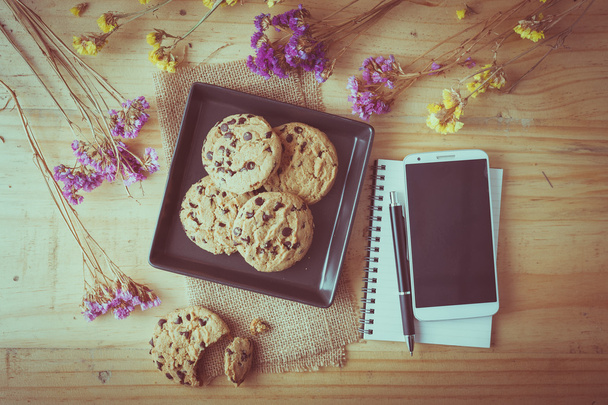 Печиво з шоколадними чіпсами в чорній керамічній тарілці
 - Фото, зображення