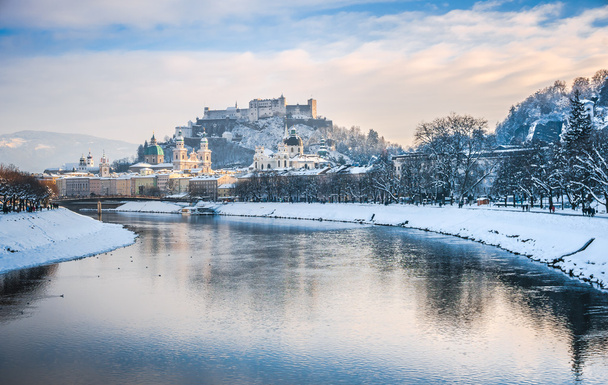 Зальцбург skyline з фортеці Хоензальцбург взимку, Зальцбург, Австрія - Фото, зображення