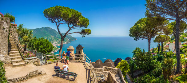 Wybrzeże Amalfi z ogrodów Villa Rufolo w Ravello, Kampania, Włochy - Zdjęcie, obraz