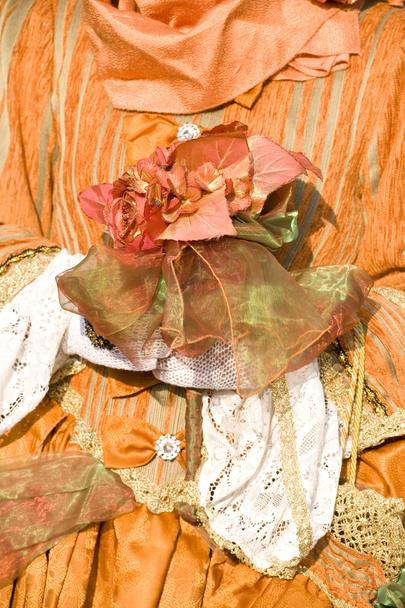 Причудливые платья женщин с цветами
 - Фото, изображение