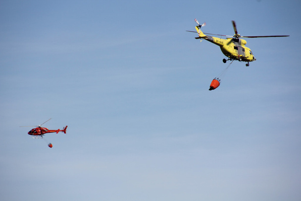 Yangın söndürme helikopterleri yangın dağ - Fotoğraf, Görsel