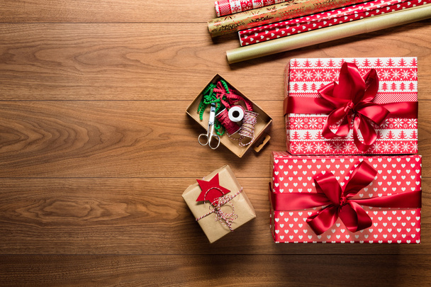 schöne Retro-Geschenkverpackung, Weihnachtskonzept, Schreibtischblick von oben mit Kopierraum - Foto, Bild