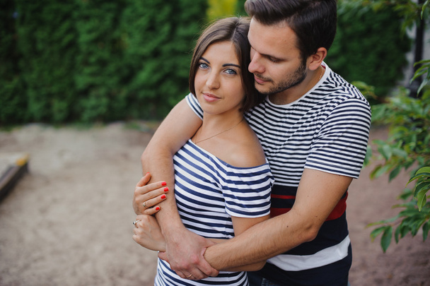 Liebe, Beziehung, Familie und Menschen - lächelndes Paar umarmt sich im Herbstpark - Foto, Bild