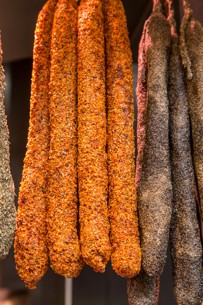 fuet, salsicce secche catalane in un mercato
 - Foto, immagini