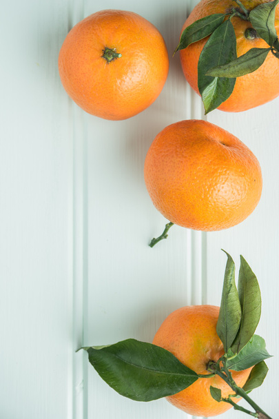 Yukarıdan rustik masada doğal tatlı clementines - Fotoğraf, Görsel