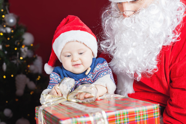 Joyeux bébé et Père Noël avec grand cadeau, boîte cadeau
 - Photo, image