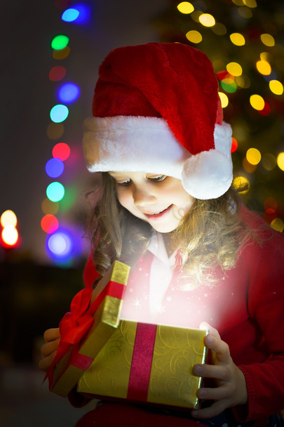 Little girl opening Christmas gift - 写真・画像