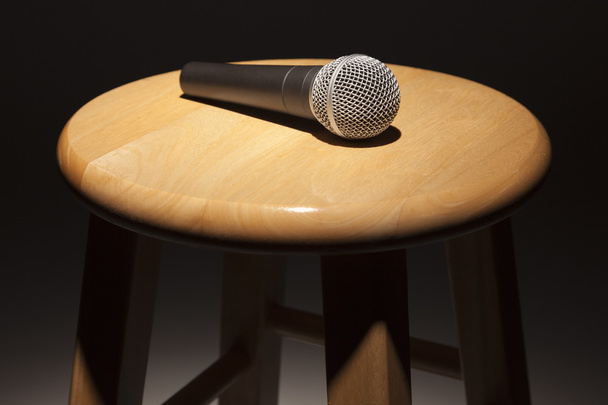 Microphone posé sur tabouret en bois sous les projecteurs
 - Photo, image