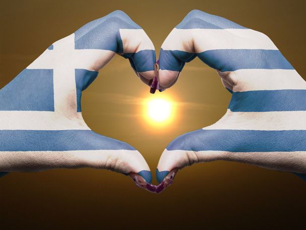 Corazón y el gesto de amor por las manos de color en la bandera griega durante ser
 - Foto, imagen
