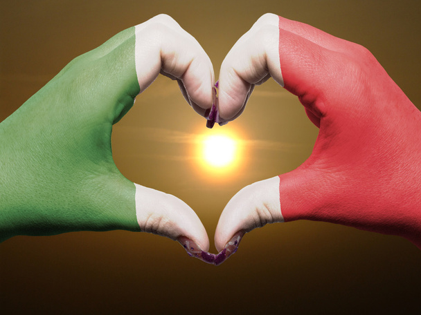 Sydän ja rakkaus ele käsin värjätty Italian lipun aikana bea
 - Valokuva, kuva