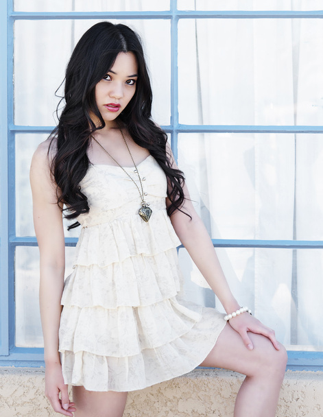 Beautiful young Asian woman in summer dress - Foto, afbeelding