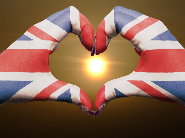 Cœur et geste d'amour par les mains colorées dans le drapeau du royaume uni d
 - Photo, image